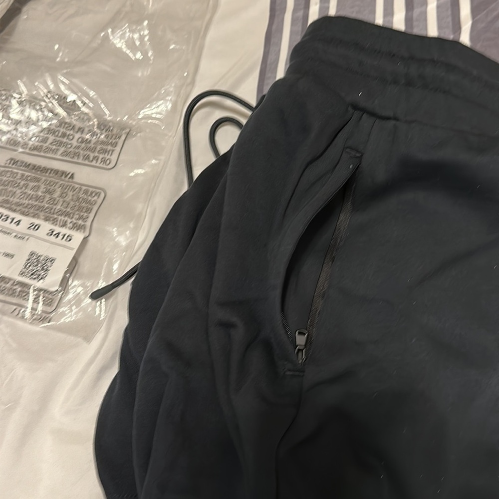Fabletics Go To Shorts - Picture 4 of 4